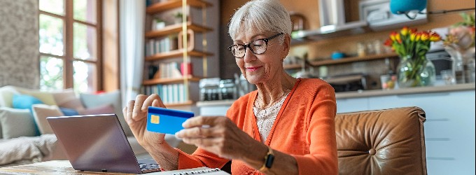 Pilares económicos: los sénior financian casi la mitad de los impuestos y lideran el ahorro Pilares económicos: los sénior financian casi la mitad de los impuestos y lideran el ahorro